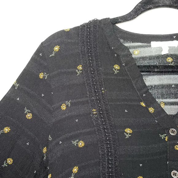 Maurices Black & Yellow Ditsy Floral Print Lace Popover Blouse Medium Women’s - Picture 3 of 12